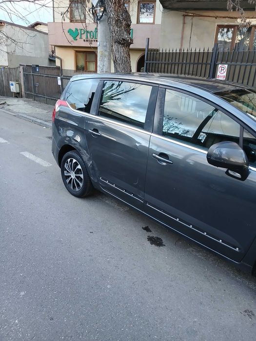 Vând Peugeot 5008