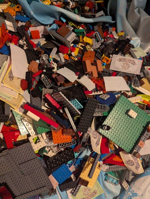 Очень-очень много лего