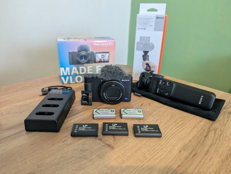 Sony ZV-1 + Грип GP-VPT2BT + 5 батерии + зарядно + 64GB - Като нов / Ready-to-shoot