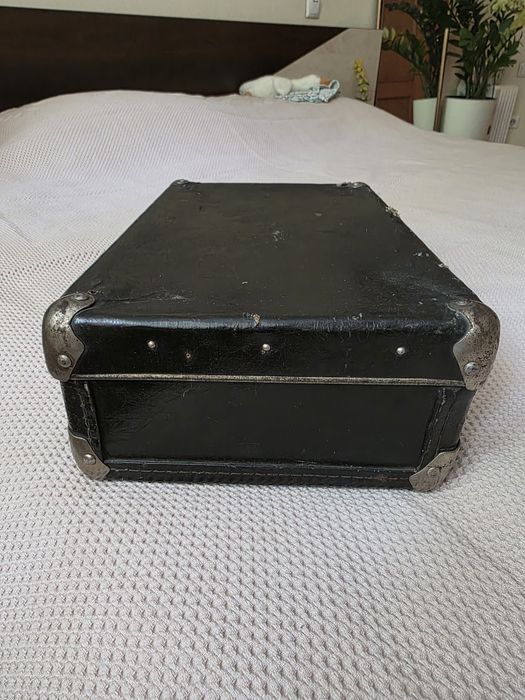 Чемодан кожаный черный