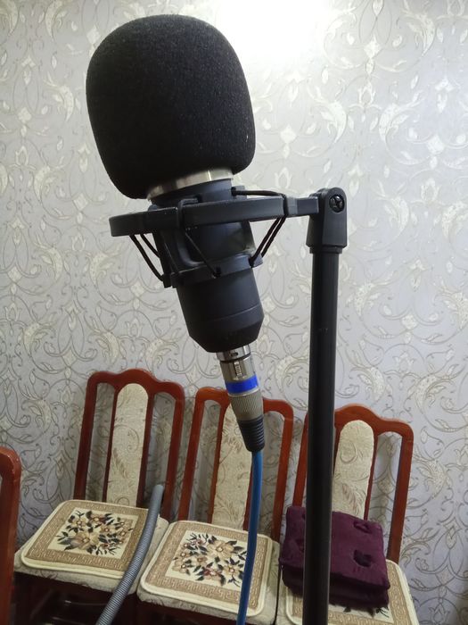 Продам микрофон со стойкой .
