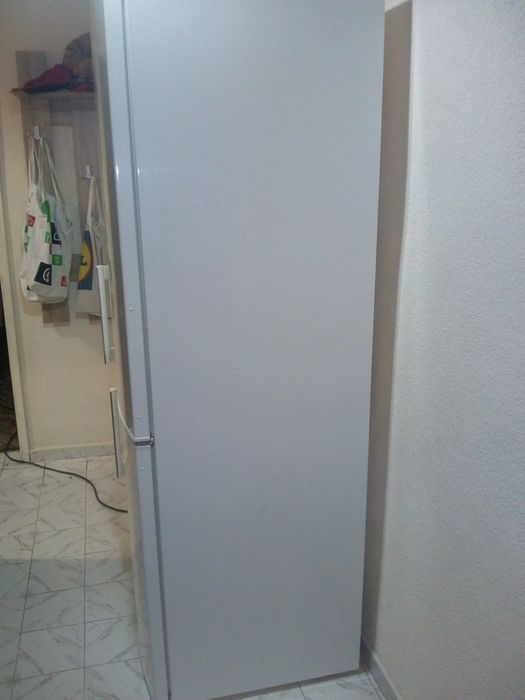 Хладилник AЕG с отделен фризер