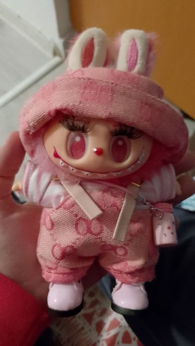 Labubu accesorizat,vine însoțit și de husa de protecție