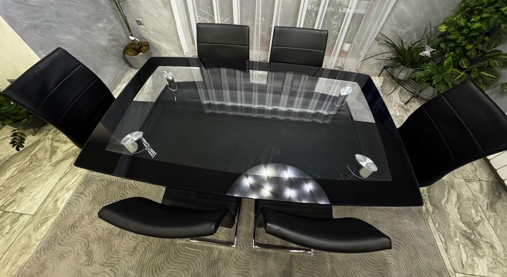 Стъклена трапезна маса