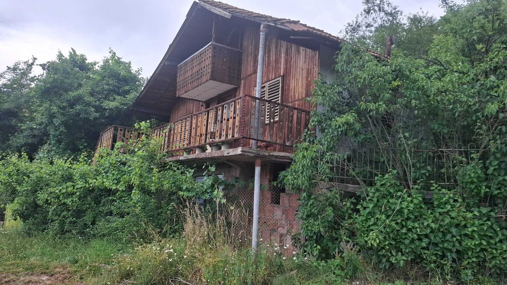 Вила с дворно място