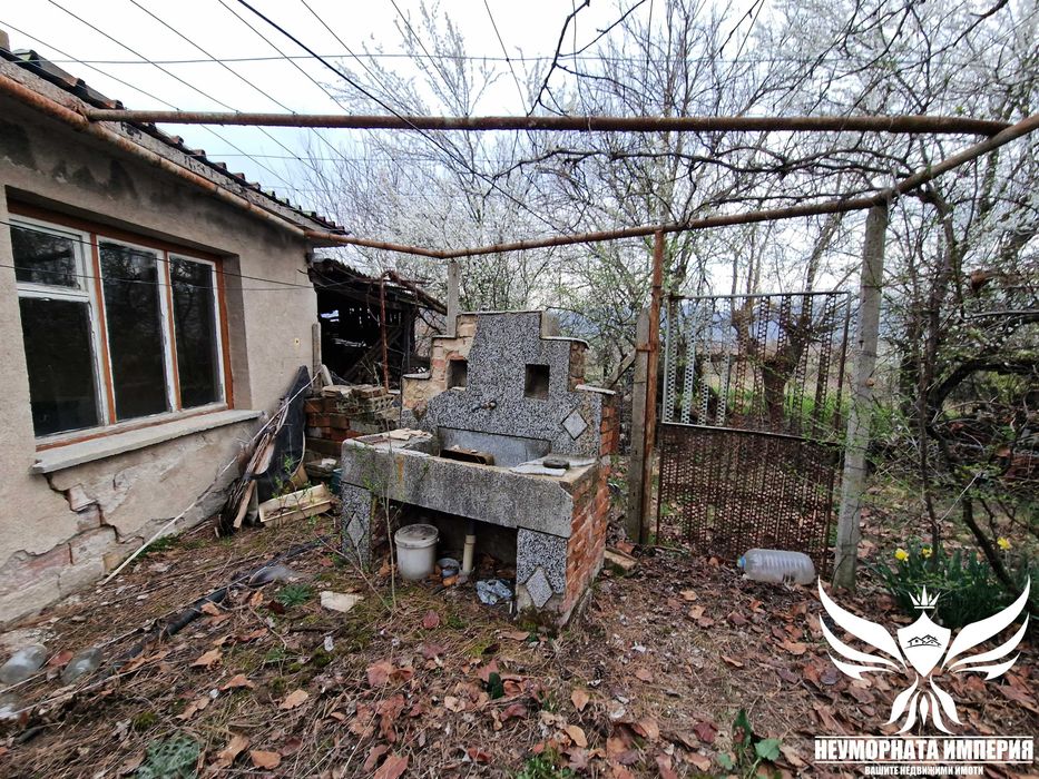 Продавам едноетажна къща с постройки 110РЗП и 1700кв. двор в село Искра на първа линия асфалтов път