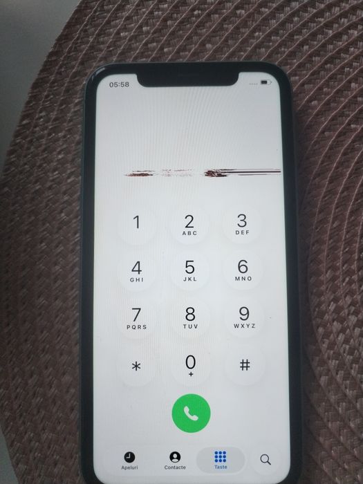 iPhone 11 verde cu husa