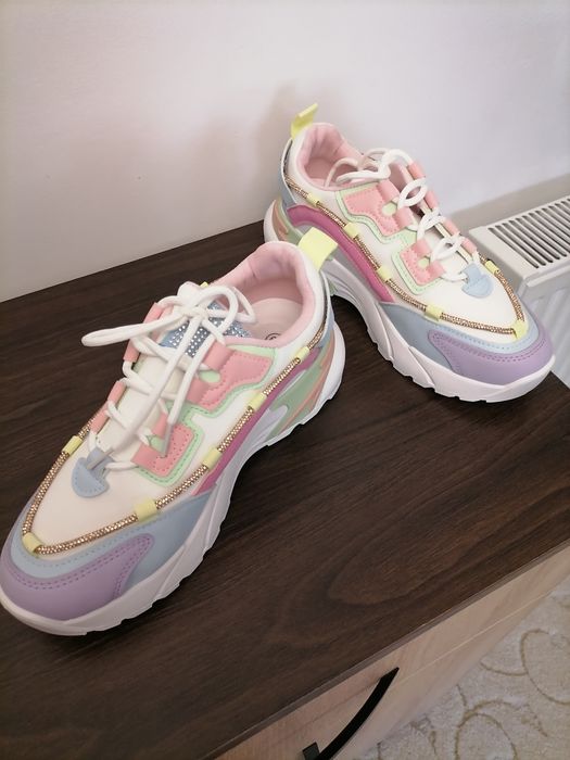 Многоцветни дамски маратонки