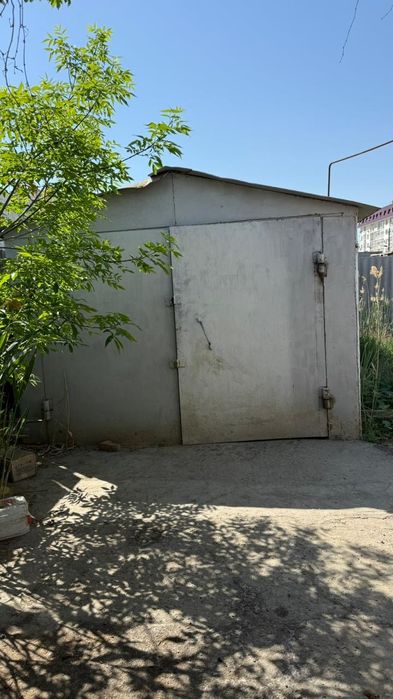 На стройматериалы продается дом под снос.