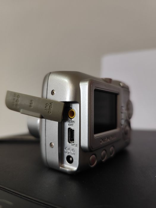 Olympus FE-100 ретро дигитален фотоапарат