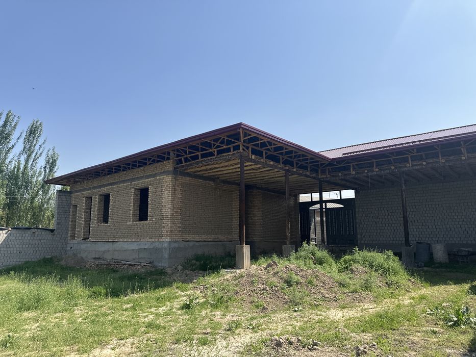 Yangi uy sotiladi! Tarsavoy joyda, ferma uchun ham juda qulay!