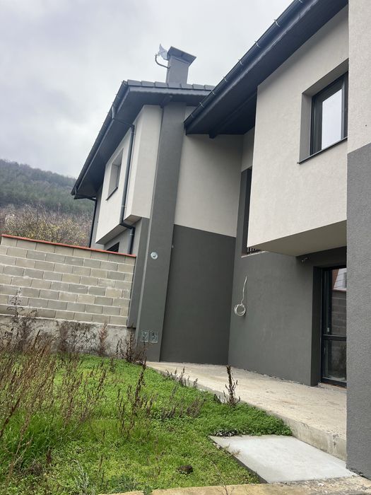 НОВА самостоятелна къща с двор