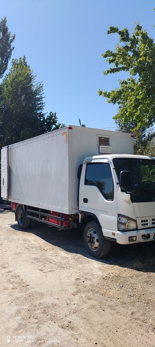 Isuzu mashinasi sotiladi