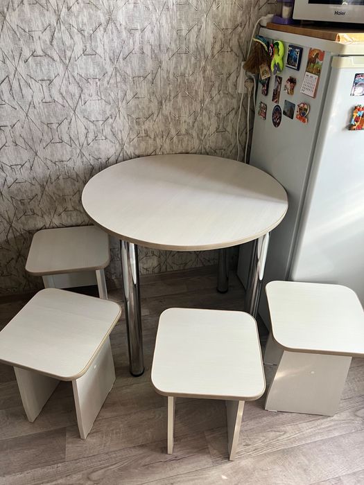Продам стол с табуретками