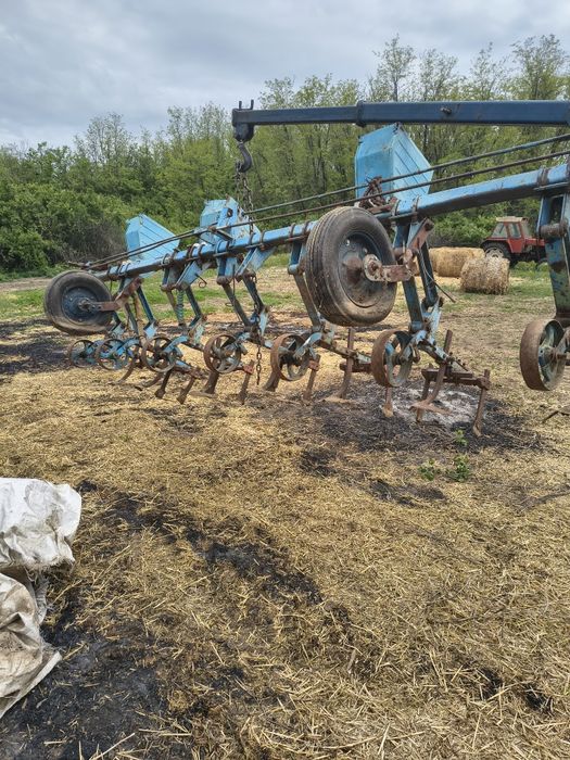 Prășitoare/cultivator 6 rânduri cu fertilizare-stare bună