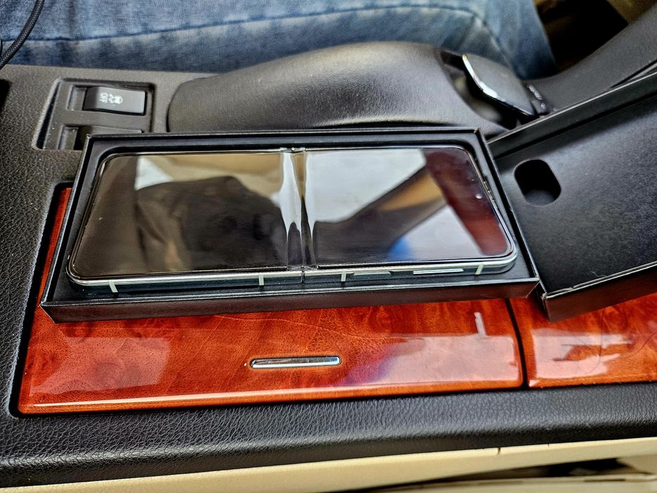 Samsung Galaxy Z Flip5, cu 8GB RAM și 512GB spațiu memorie