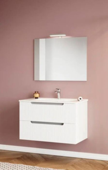 Chiuvetă de bucătărie și oglindă de baie.