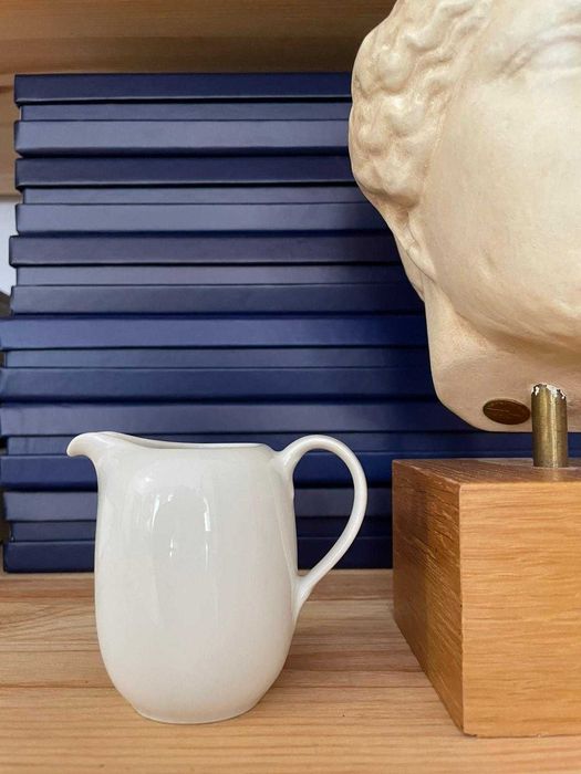 pahar pt masura lapte de uz menajer langa ceasca de cafea Chloe Paris