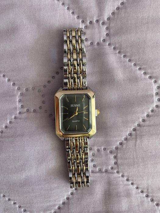 Златист ръчен часовник