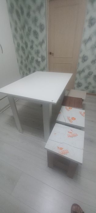 Кухонный стол с 4 стульями