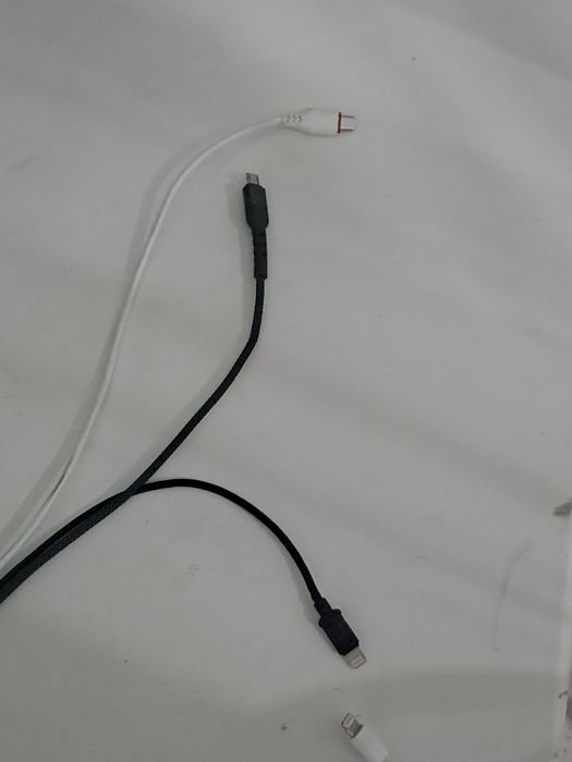 Продам дви зарядки для айфона и Android