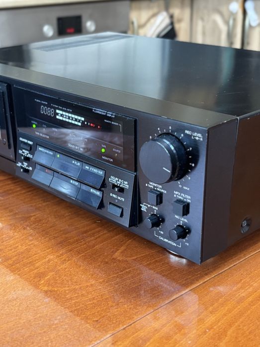 Продавам касетен дек  Aiwa AD-F880