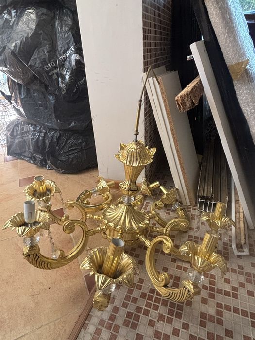 Люстры золотистые