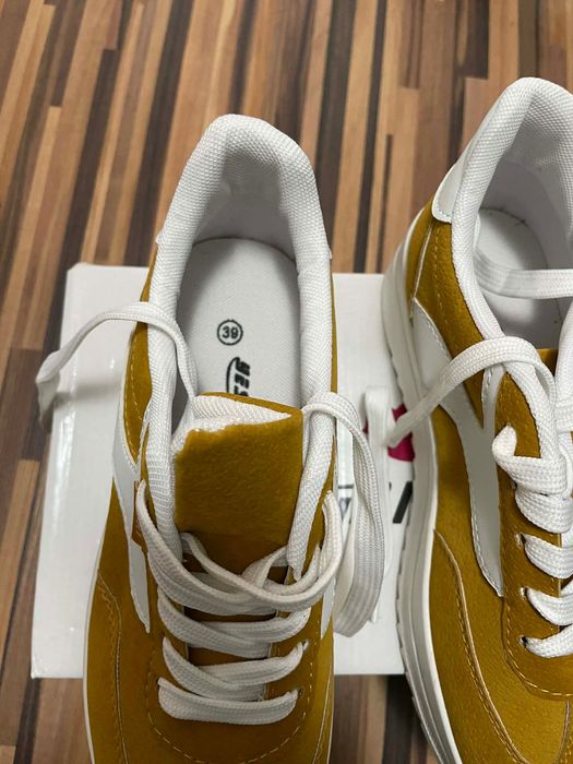 Дамски велурени обувки