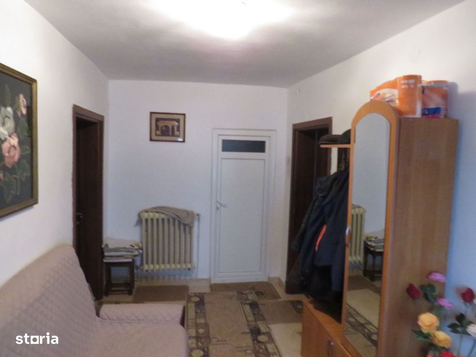 Casă cu 4 camere, garaj și curte, Târgu Jiu zona Coloana