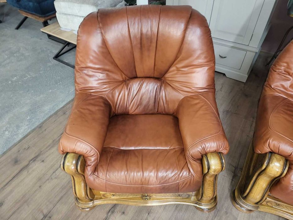 Кафяв комплект дивани тройка,двойка и фотьойл от естествена кожа и дъб