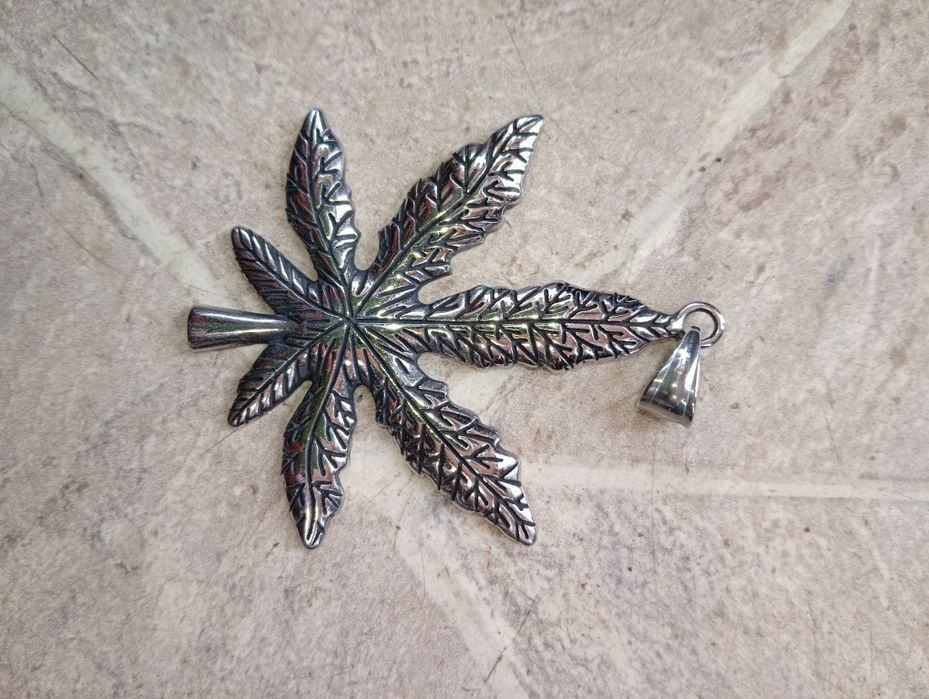 Медальони  стомана.