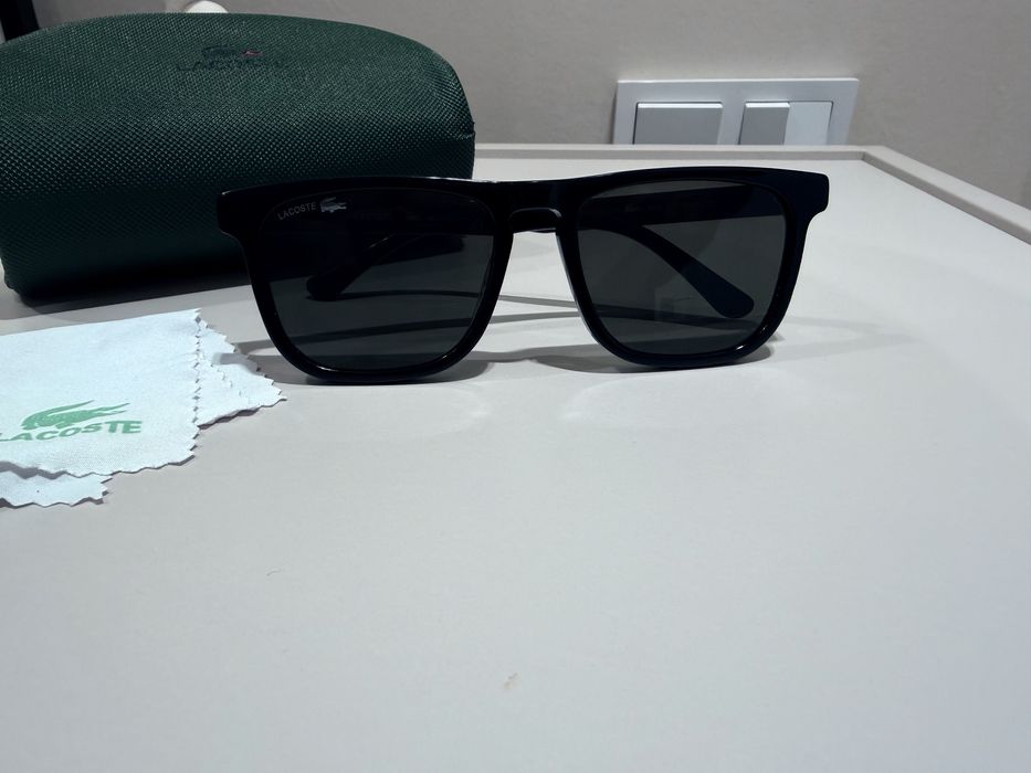 Солнцезащитные очки Lacoste