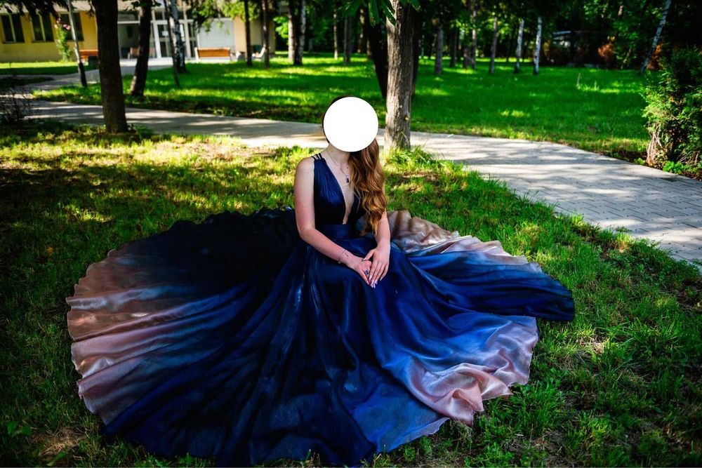 Бална рокля с презрамки на гърба и омбре преливка на цветовете