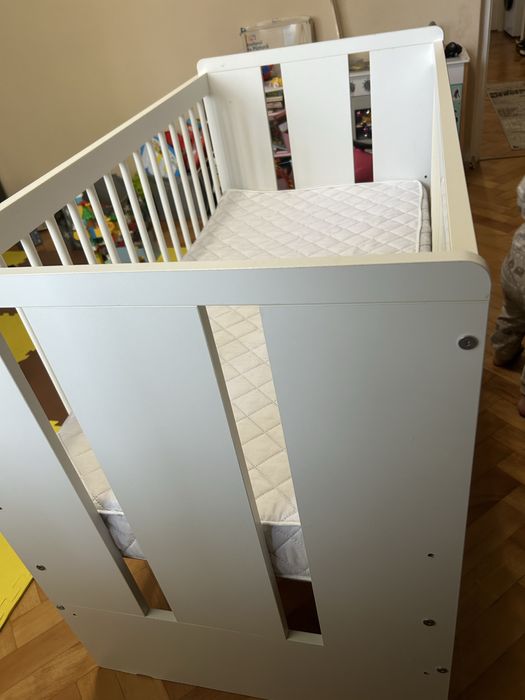 Patuț bebe + camera video cadou