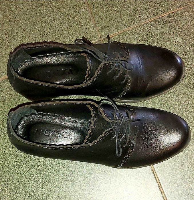 Дамски обувки с нисък ток