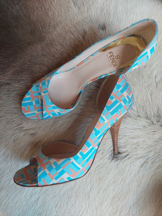 pantofi Fendi , m 39, o singura purtare , stare excelenta , 800 lei .