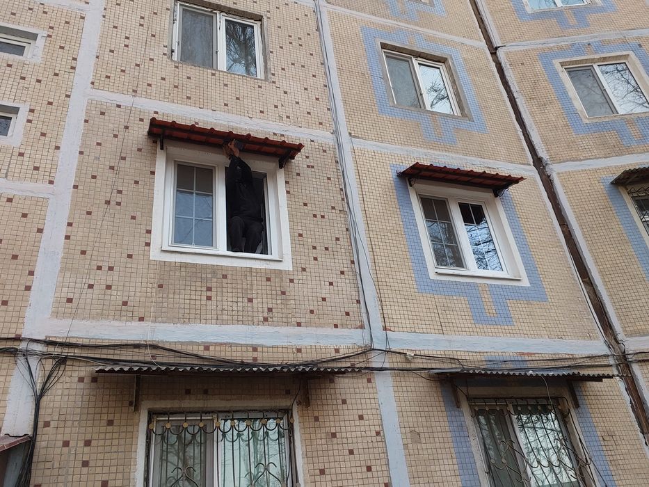 Установка над окнами козырьки делаем на заказ быстро и качественно