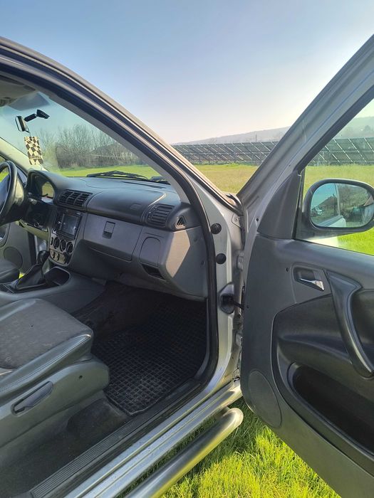 Продавам Мерцедес МЛ 230