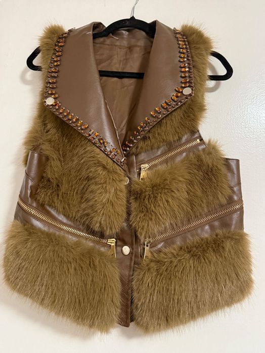 Дамски елек в кафяв цвят с косъм и камъни