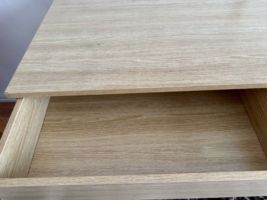 Vând birou minimalist Thinia Home, design modern scandinav, culoare stejar natur, în stare foarte bună.