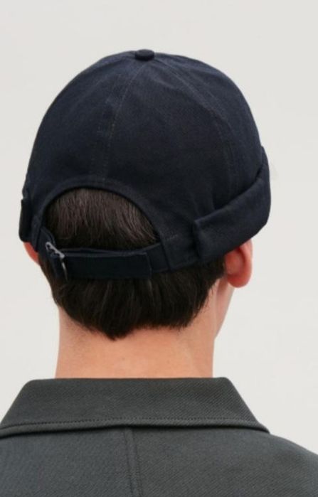 COS бейзболна шапка без козирка