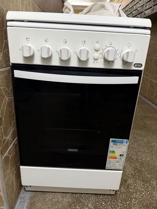 Vând aragaz Zanussi, gaz, aprindere electrică, stare foarte buna