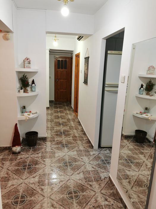 Închiriez apartament cu 4 camere