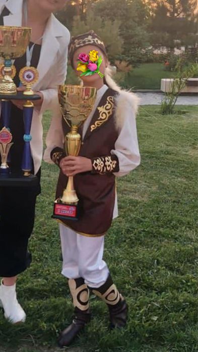 Ұлттық киімдер сатылады