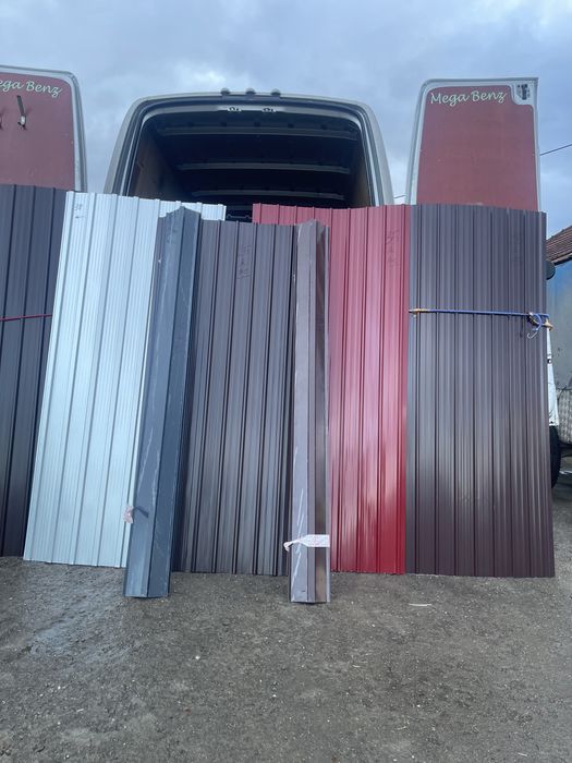 Tablă cutată metalică, rezistentă și durabilă.