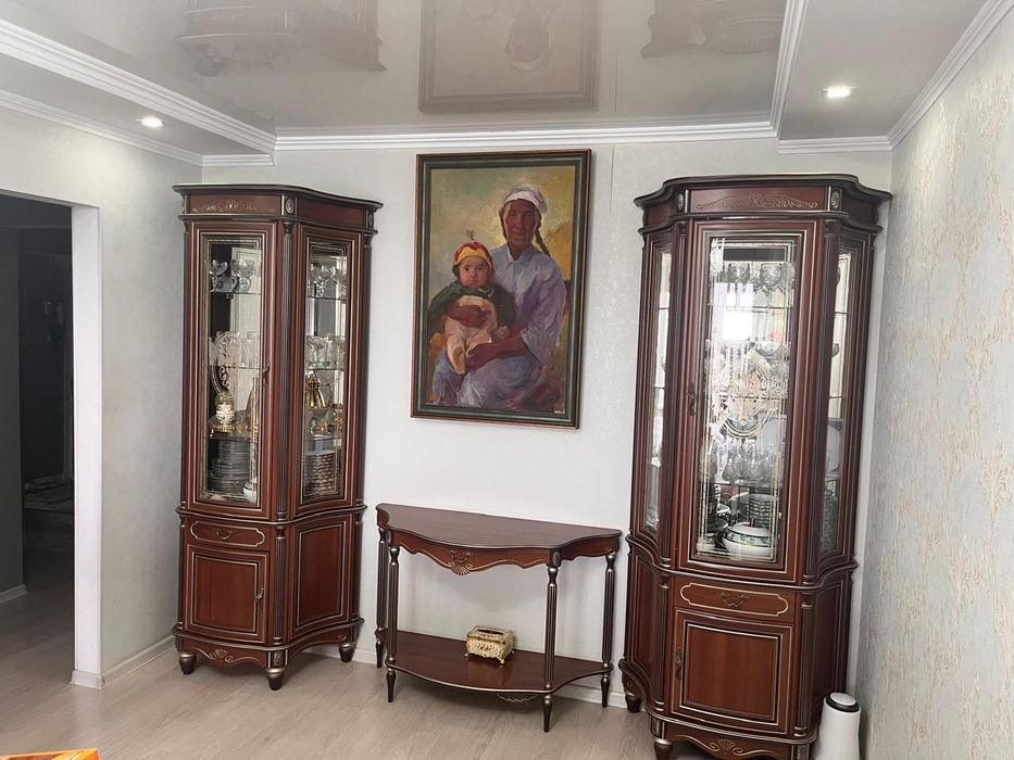 СРОЧНО! Продам элитный комплект: 2 шкафа-витрины и столик (Чехия)