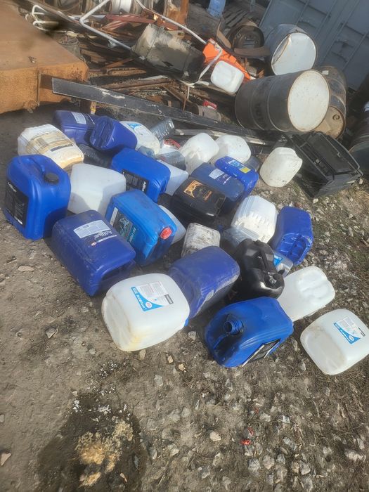 Продам бочки 200л канистры 20 л