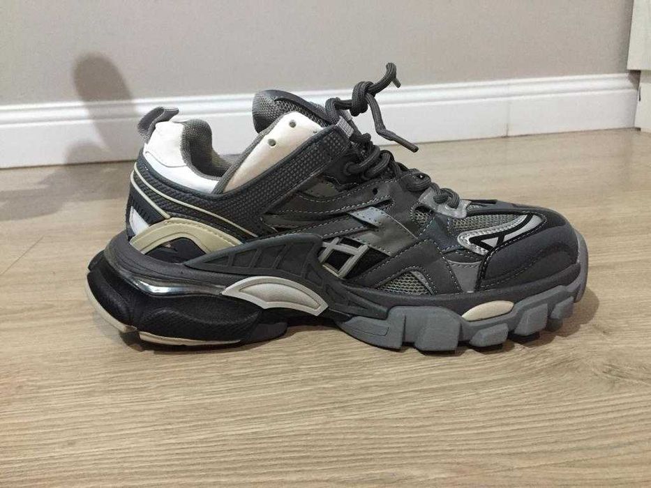 Кроссовки очень стильные