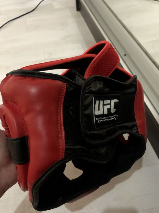 Боксерские перчатки и шлем, комплект