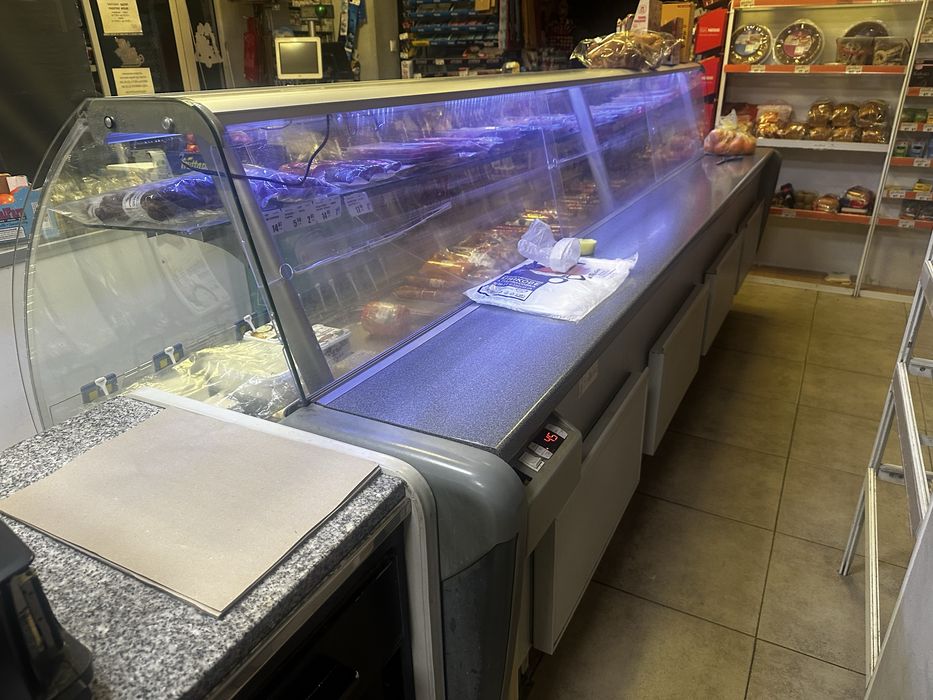 Хладилни витрини Витрина магазин колбаси